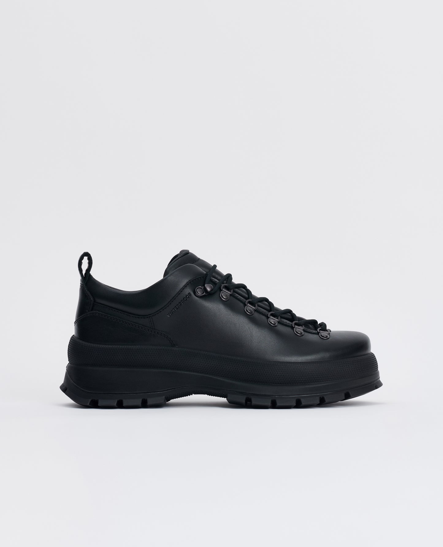 HIKER . BLACK