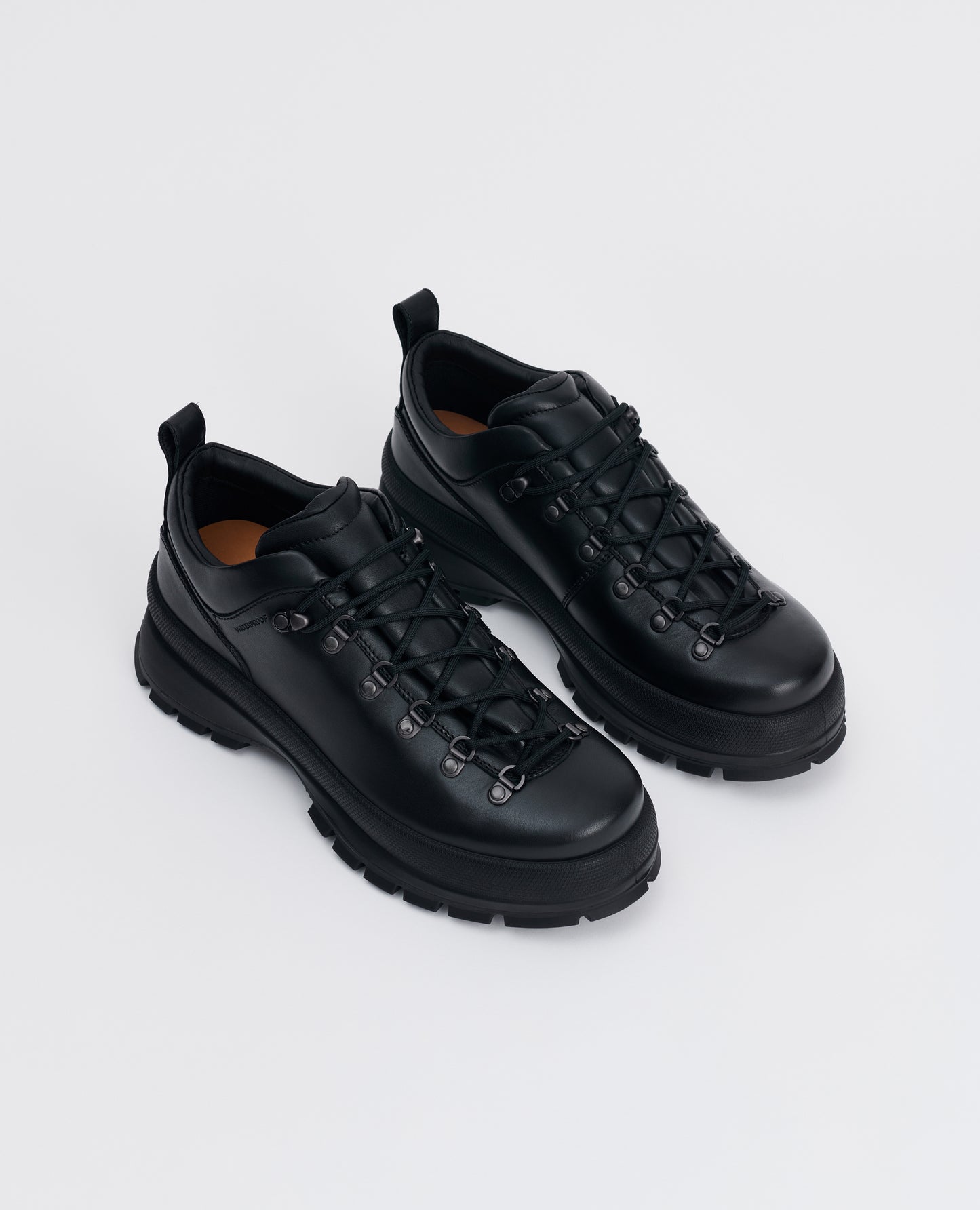 HIKER . BLACK