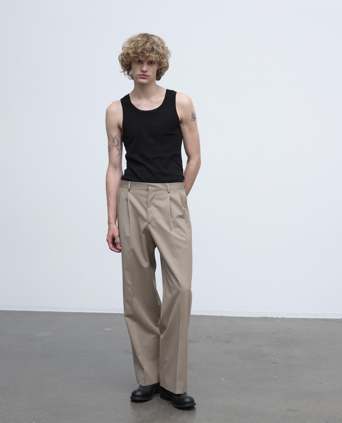 WIDE PLEATED TROUSER . SAND